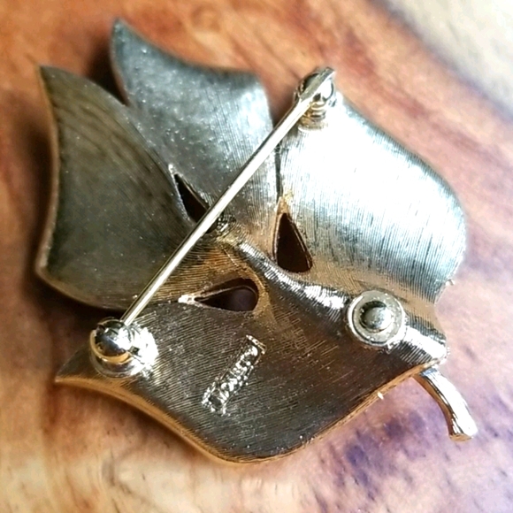 Vintage Signed MONET Brushed Goldtone Leaf Brooch - Picture 12 of 15